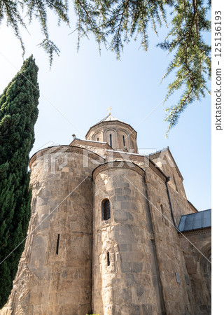 Metekhi church of the Nativity of the Mother of God on a cliff above Mtkvari river in Tbilisi, Georgia 125136193
