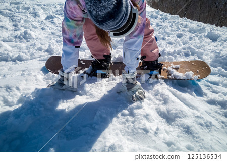 snowboarder, snowboard, snowboarding 125136534