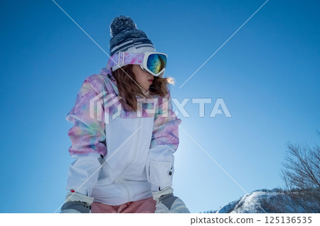 snowboarder, snowboard, snowboarding 125136535