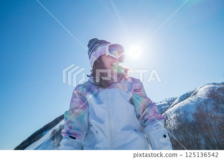 snowboarder, snowboard, snowboarding 125136542