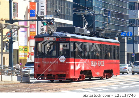 運行於廣島市內的廣島電鐵電車 125137746