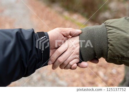 兩人手牽著手 兩人手牽著手 125137752