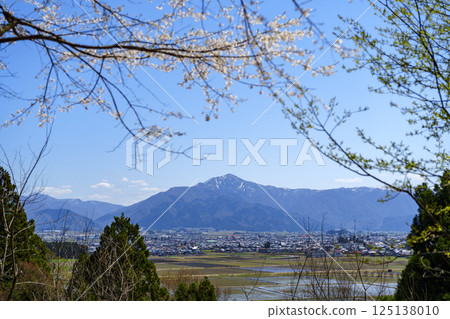 "Arashimadake", one of Japan's 100 famous mountains, seen from Yabana Village 125138010