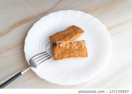 新鮮出爐的金融家餅乾排列在白色盤子上④ 125139897