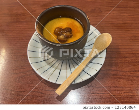 在居酒屋裡拍攝一碗剛製作好的茶碗蒸 125140864