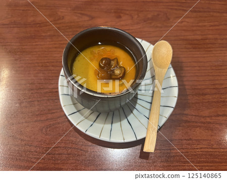 在居酒屋裡拍攝一碗剛製作好的茶碗蒸 在居酒屋裡拍攝一碗剛製作好的茶碗蒸 125140865
