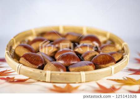 Autumn taste raw chestnut 125141026