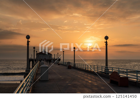 A breathtaking sunset view of the pier at Manhattan Beach, Los Angeles 125141450