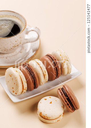 A delightful combination of freshly brewed coffee and delicate macaroons 125141477