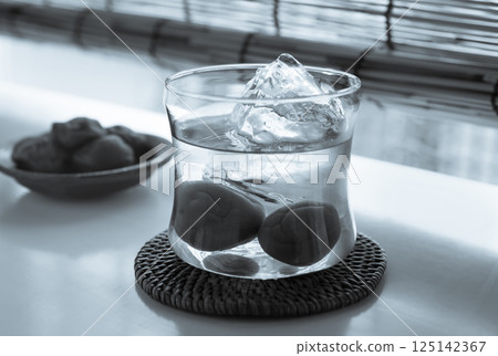 岩石上的梅酒 夏季李子果實 岩石上的梅酒 夏季李子果實 125142367