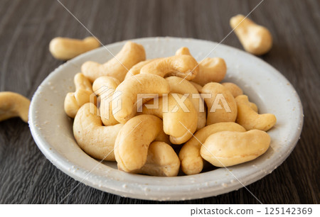 小盤子裡的腰果 125142369