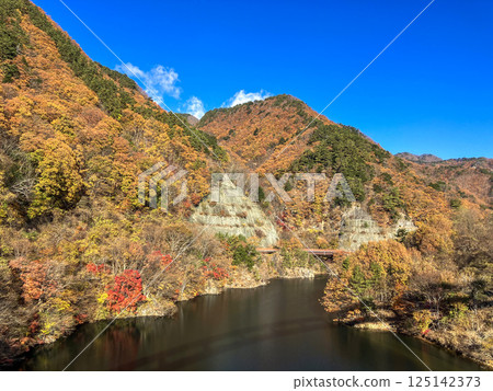 從六座橋眺望的秋山 從六座橋眺望的秋山 125142373