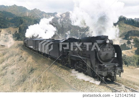 昭和時代彩色紀錄再現：兩輛蒸氣機車穿越關西本線加太嶺 125142562