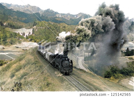 A record of the Showa era revived in color: Two steam locomotives taking on the Kada Pass on the Kansai Main Line 125142565