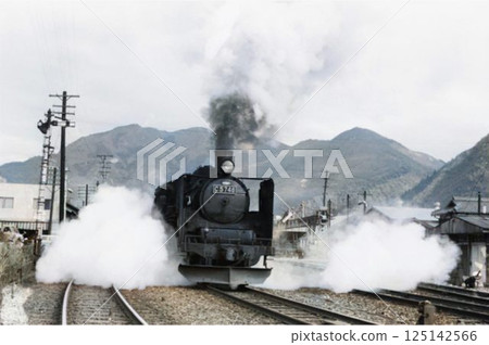 Showa era records revived in color: Bantan Line, steam locomotive departing Teramae Station 125142566