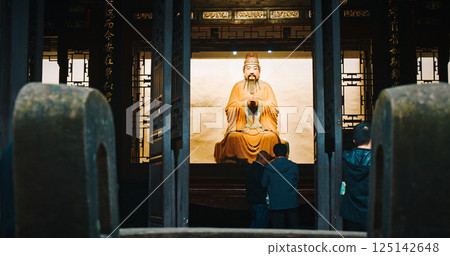 Chengdu, Sichuan, China. Statue Of Liu Bei. First Emperor Of Shu In Three Kingdom Period. Three Kingdoms Period. Wuhou Memorial Temple Chengdu, Sichuan, China. Statue Of Liu Bei. First Emperor Of Shu In Three Kingdom Period. Three Kingdoms Period. Wuhou Memorial Temple 125142648