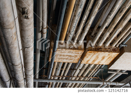 穿過建築物天花板的管道和設備 125142716