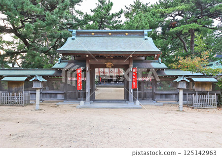山口縣下關市中山神社的山門和拜殿 125142963