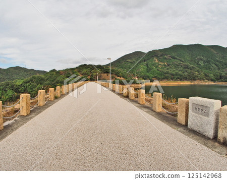 從船國水壩眺望清流湖,山口縣下關市川棚平原的全景 從船國水壩眺望清流湖,山口縣下關市川棚平原的全景 125142968