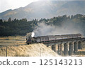 The last steam locomotive express Nichinan No. 3 is brought back to life in color as it passes by in a luxurious formation that includes a sleeper car and two green cars. 125143213