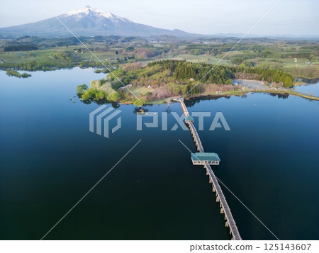 青森縣鶴田町鶴之舞橋和岩木山的鳥瞰圖 青森縣鶴田町鶴之舞橋和岩木山的鳥瞰圖 125143607