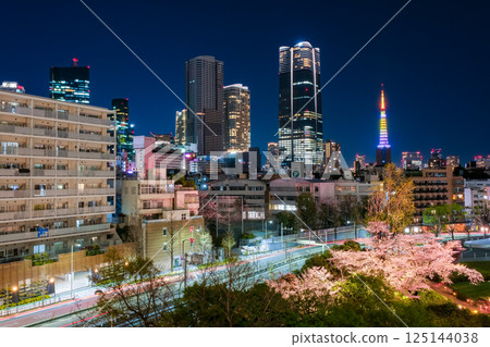 從東京港區六本木欣賞春季東京摩天大樓夜景 從東京港區六本木欣賞春季東京摩天大樓夜景 125144038