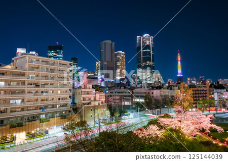 從東京港區六本木欣賞春季東京摩天大樓夜景 125144039