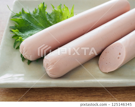 盤子上的魚香腸 125146345