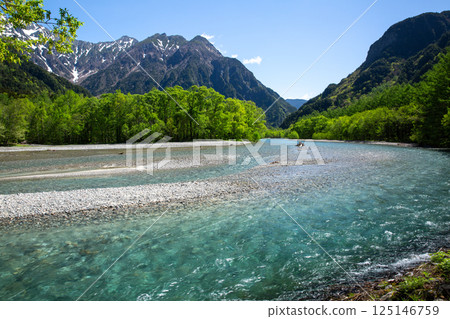 上高地清新綠意中，10 令人嘆為觀止的梓川和穗高山脈美景 125146759
