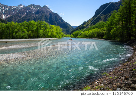 9. The magnificent view of the Azusa River and the Hotaka mountain range in Kamikochi with fresh greenery 125146760
