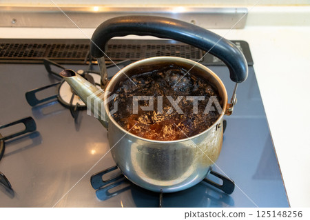 用水壺燒開水 用水壺燒開水 125148256