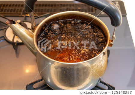 Boil water with a kettle 125148257