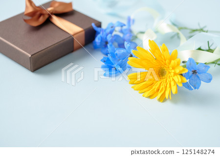 Father's Day image | Gift box and flowers 125148274