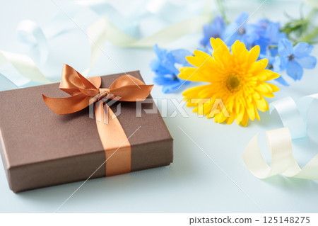 Father's Day image | Gift box and flowers Father's Day image | Gift box and flowers 125148275
