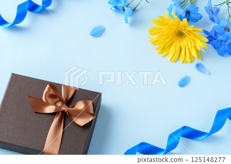 Father's Day image | Gift box and flowers 125148277