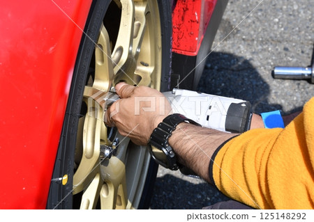 Racing car tire changing work 125148292