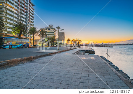 濱松市(靜岡縣)日出前的弁天島海濱公園及其一排住宿設施的景色 濱松市(靜岡縣)日出前的弁天島海濱公園及其一排住宿設施的景色 125148557