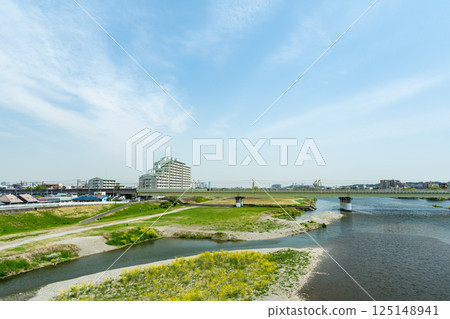 View of the Odakyu Odawara Line from Tama Suidobashi Bridge, blue spring sky, between Tokyo and Kanagawa Prefecture 125148941