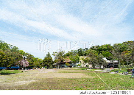 Playing in the central plaza in front of the Kawasaki Science Museum under the blue spring sky, Tama Ward, Kawasaki City, Kanagawa Prefecture 125148964