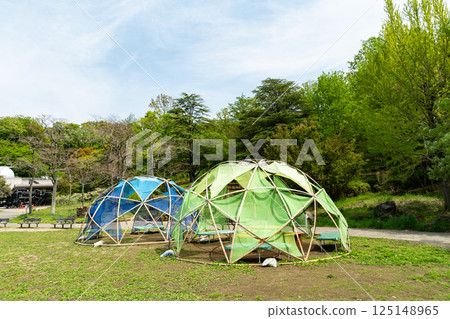 A bench in the central plaza in front of the Kawasaki Science Museum, blue spring sky, Tama Ward, Kawasaki City, Kanagawa Prefecture 125148965