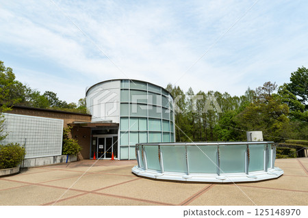 神奈川縣川崎市岡本太郎美術館入口和中庭在春天的藍色天空下開放 125148970