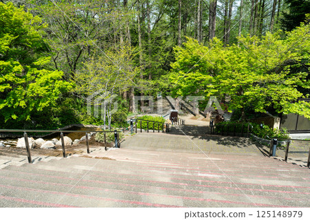 神奈川縣川崎市多摩區川崎市岡本太郎美術館東側樓梯,春天的藍天 神奈川縣川崎市多摩區川崎市岡本太郎美術館東側樓梯,春天的藍天 125148979