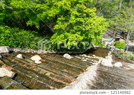 川崎市岡本太郎美術館東側，有河流穿過的樓梯，春天的藍天，神奈川縣川崎市多摩區 125148982