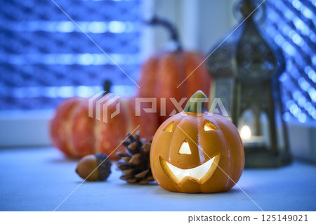 萬聖節夜晚裝飾窗戶的圖像 125149021