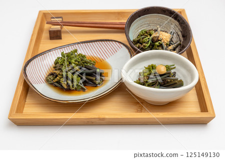 Three types of dishes using wild vegetables are arranged on a tray: spring dishes such as boiled greens and sesame dressing 125149130