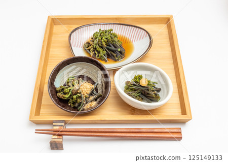 Three types of dishes using wild vegetables are arranged on a tray: spring dishes such as boiled greens and sesame dressing Three types of dishes using wild vegetables are arranged on a tray: spring dishes such as boiled greens and sesame dressing 125149133