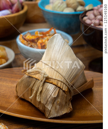 傳統台灣粽子與各式食材展示 傳統台灣粽子與各式食材展示 125149160