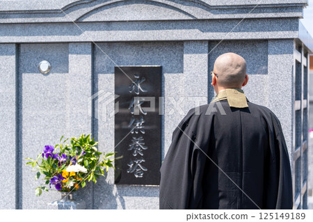 A monk chanting sutras at a permanent memorial tower 125149189