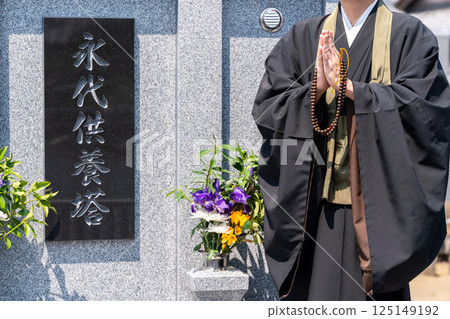一位僧侶在永久紀念塔前誦經 一位僧侶在永久紀念塔前誦經 125149192