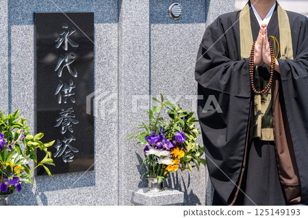 一位僧侶在永久紀念塔前誦經 一位僧侶在永久紀念塔前誦經 125149193